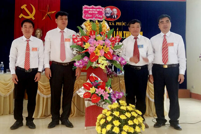 Đồng chí Lý Thế Vinh - Phó Bí thư Huyện ủy Yên Bình tặng hoa chúc mừng Đại hội